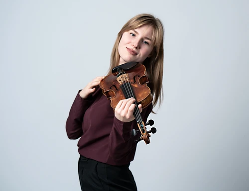 Portraitfoto von Ugne Katinskaite mit Violine