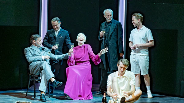 Szenenbild aus "Die Wasserfälle von Slunj": Josef Chwostik (David Oberkogler), Andreas Milohnic (Rafael Schuchter), Gräfin Emilia Ergoletti (Sona MacDonald), Dr. Eptinger (Günter Franzmeier), 