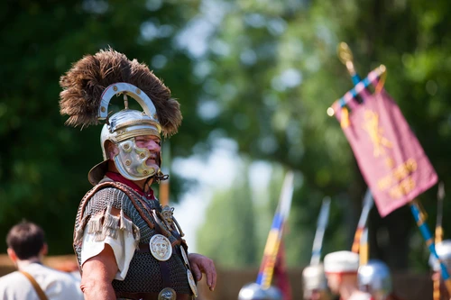 Darsteller in römischer Rüstung mit Helm und Federn einem Römerfest.