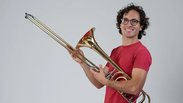 Portraitfoto von Gabriel Antao mit Posaune