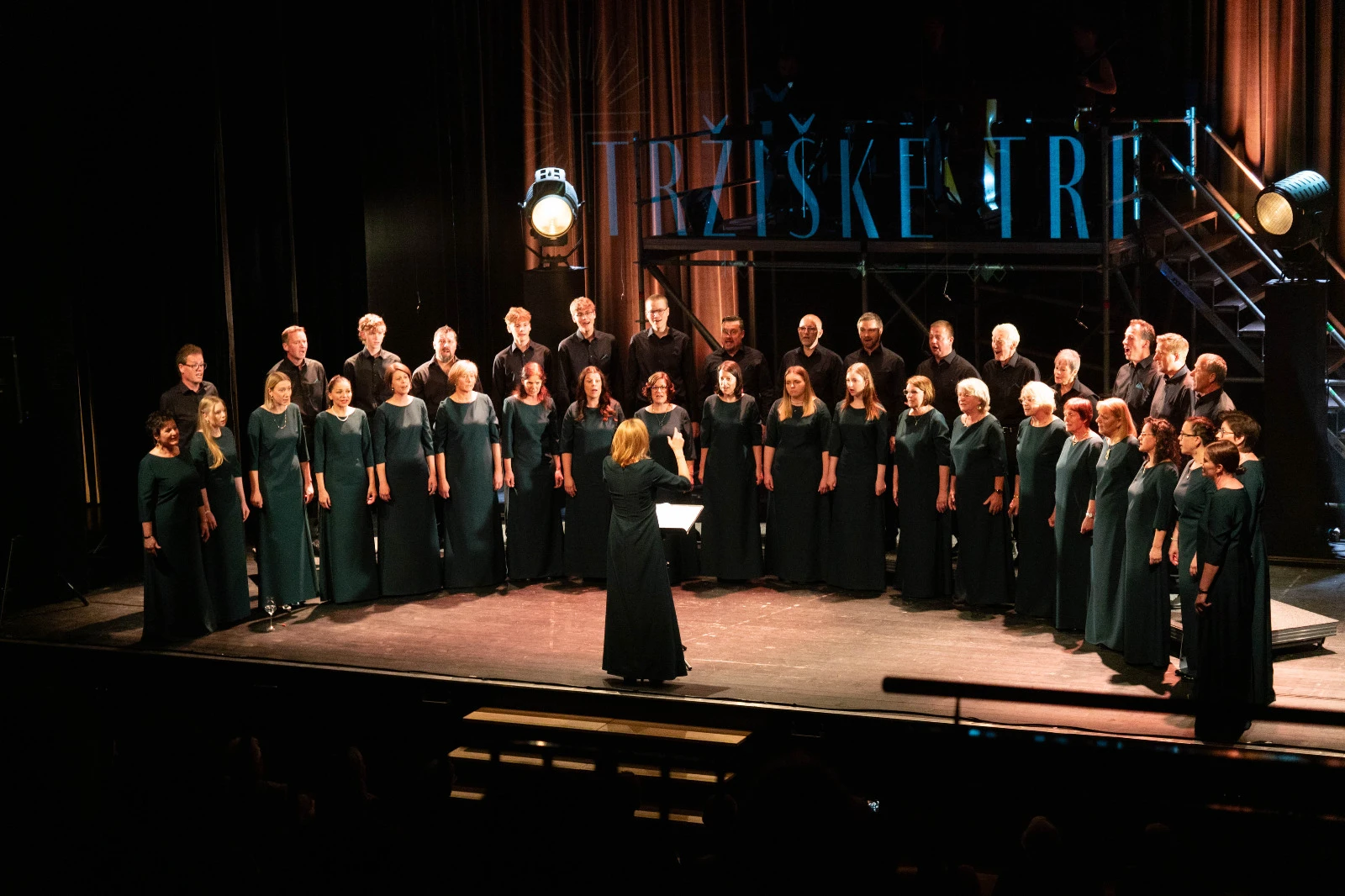 Der Podjuna Chor.auf einer Bühne