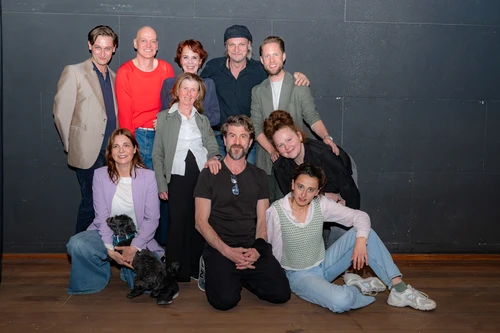 Ensemblefoto Reigen: Lukas Watzl, Dietmar König, Stefanie Dvorak, Stefan Jürgens, Markus Freistätter; vorne: Alexandra Henkel, Therese Affolter, Daniel Jesch, Clara Wolfram, Betti Schwarz bei Probenbeginn für "Reigen"
