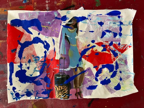 Abstrakte Collage mit ausgeschnittenem Bildmotiv, überlagert von blauer Farbe, roten und violetten Papierflächen sowie verschiedenen Druck- und Malspuren