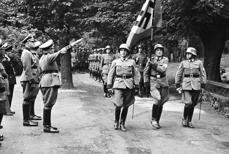 Polizeireserve Abschnitt West nach der Vereidigung für den Kriegseinsatz, 1940