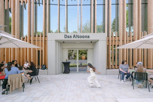 Vollbesetzter Gastgarten vom Bistro Das Altoona.