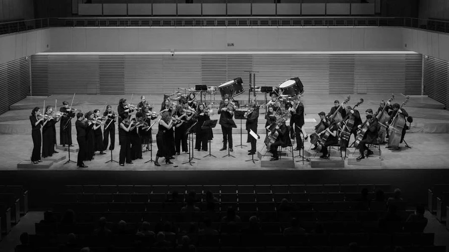 Orchester auf der Bühne im Auditorium
