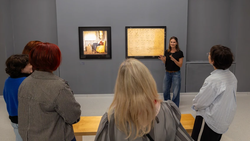 Ausstellung „Roger Ballen“ im Museum Gugging mit mehreren gerahmten Fotografien an grauen Wänden und Besuchern.