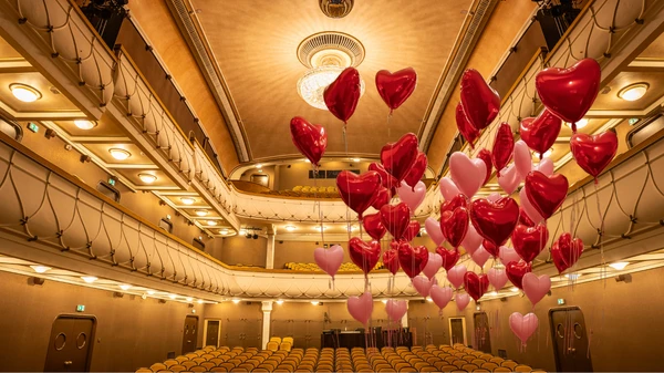 Theatersaal mit Herzluftballons