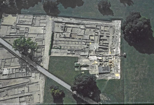 Luftbildaufnahme des Freilichtareals der Römerstadt Carnuntum, altes Foto mit den freigelegten Arealen um 1950