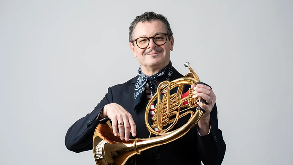 Portraitfoto von Michel Gasciarino mit Horn