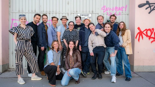 Gruppenbild gesamtes Ensemble beim Start der Proben zur "Fledermaus"