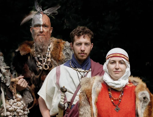 Drei Personen in historischen Gewändern