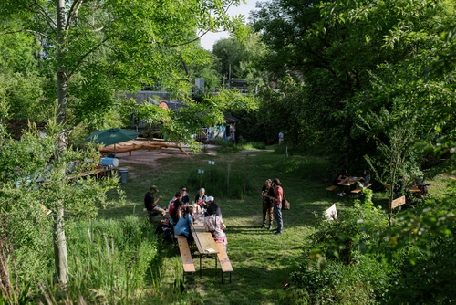 Gruppe von Menschen im Sonnenpark St. Pölten