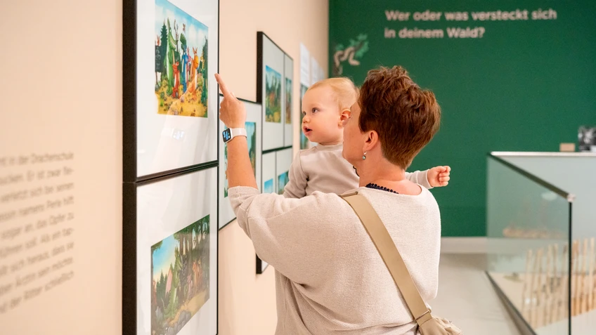 Ausstellungsansicht mit Familie in Grüffelo im Karikaturmuseum Krems