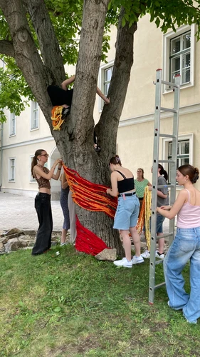Schülerinnen gestalten das Kunstwerk zum Projekt "Der Stoff, aus dem Erinnerungen gemacht sind"