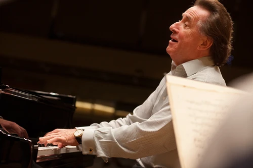 Rudolf Buchbinder spielt am Klavier im Auditorium Grafenegg