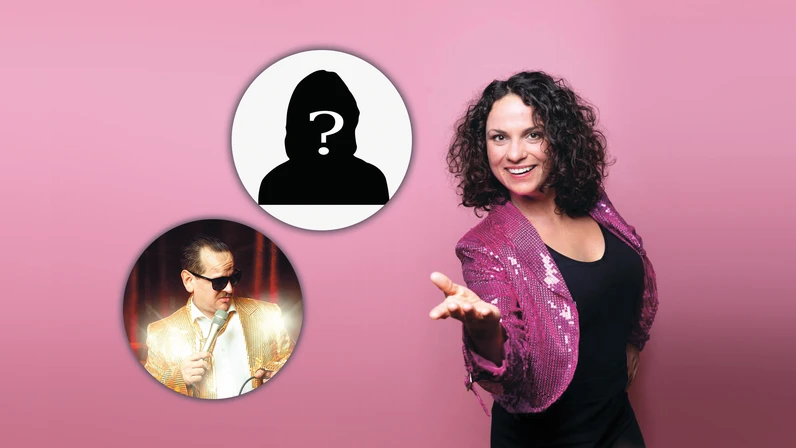 Vor rosa Hintergrund streckt Antonia Stabinger in glitzerndem pinken Blazer die Hand zur Kamera aus, während links neben ihr zwei runde Bildausschnitte erscheinen – einer mit einer Silhouette mit Fragezeichen und einer mit Romantic Slivo im goldenen Bühnenoutfit und Mikrofon.