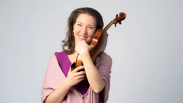 Portraitfoto von Isabelle Reinisch mit Violine