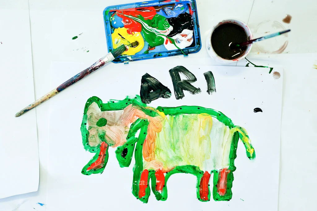 Kinder malen bunte Bilder und gestalten Kunstwerke im Kunstatelier