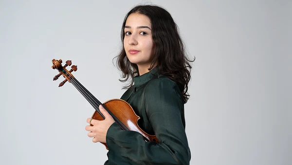 Portraitfoto von Marina Caputo mit Violine