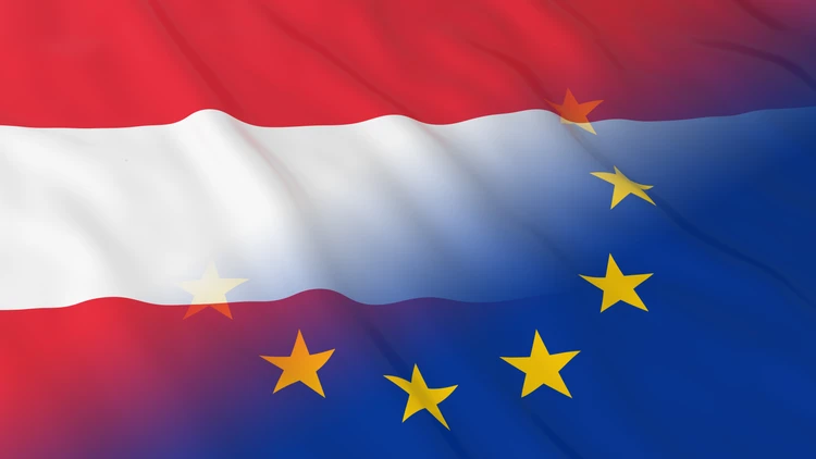 Flaggen von Österreich und der EU