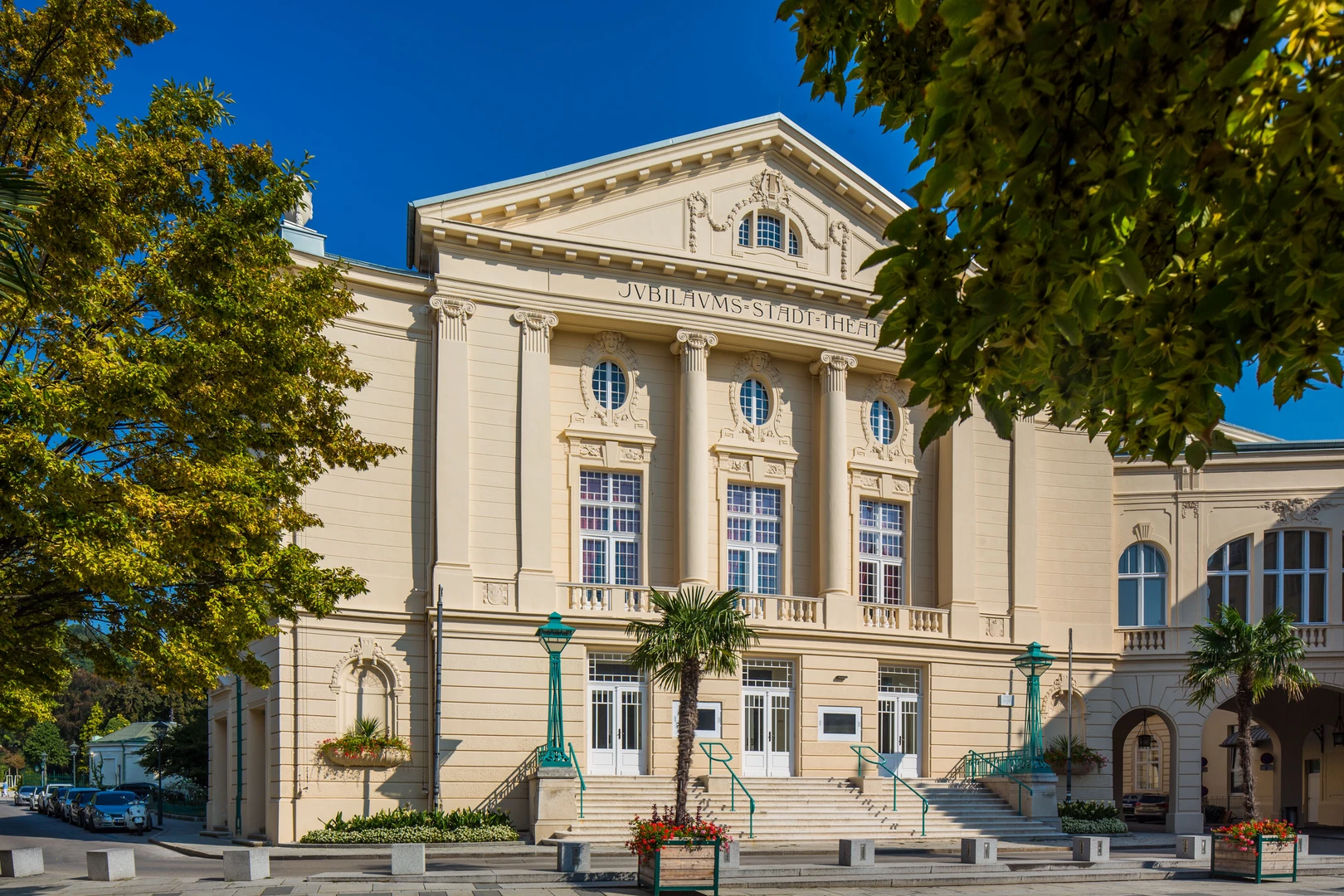 Bühne Baden Stadttheater exterior view by day
