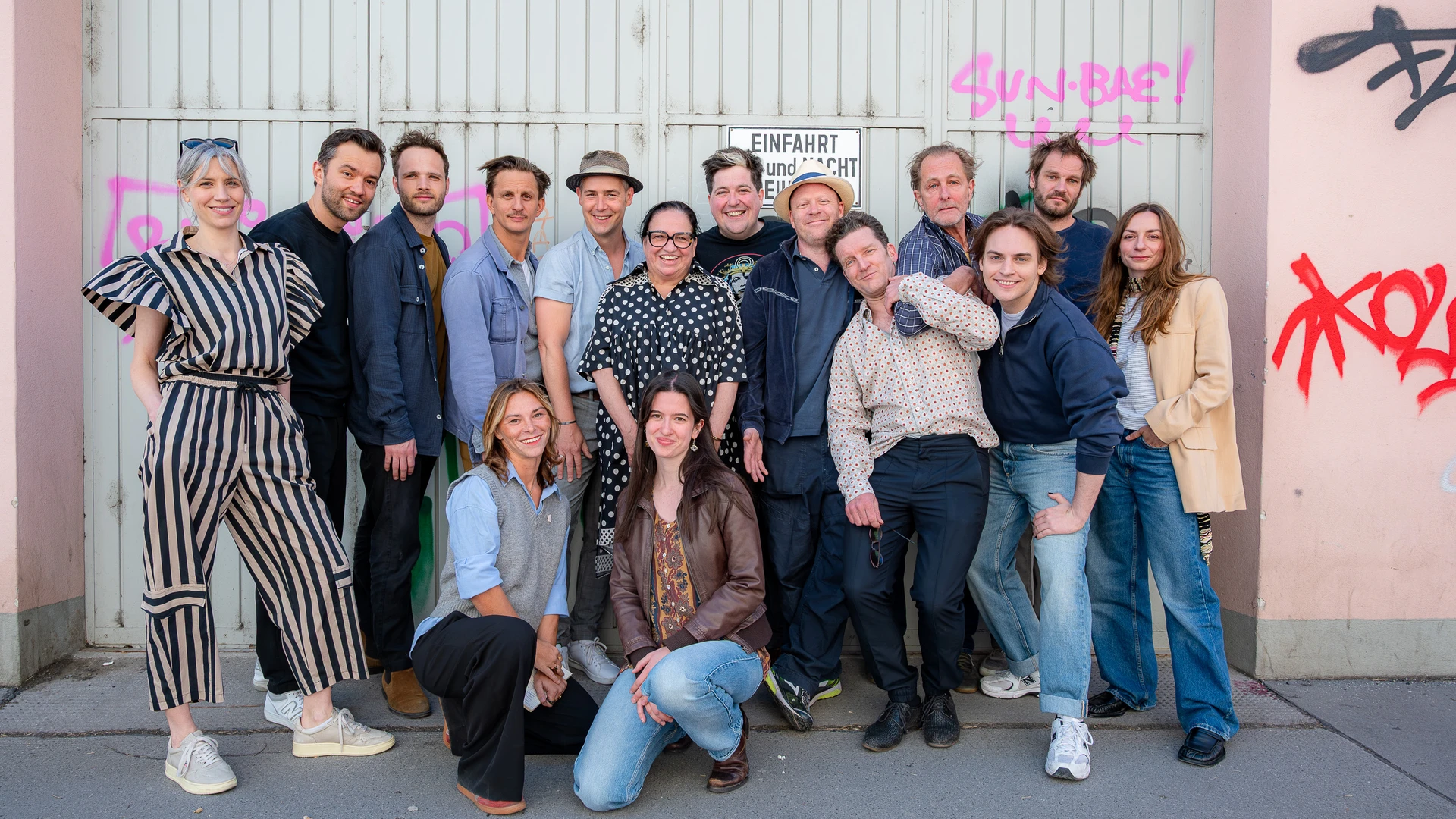 Gruppenbild gesamtes Ensemble beim Start der Proben zur "Fledermaus"