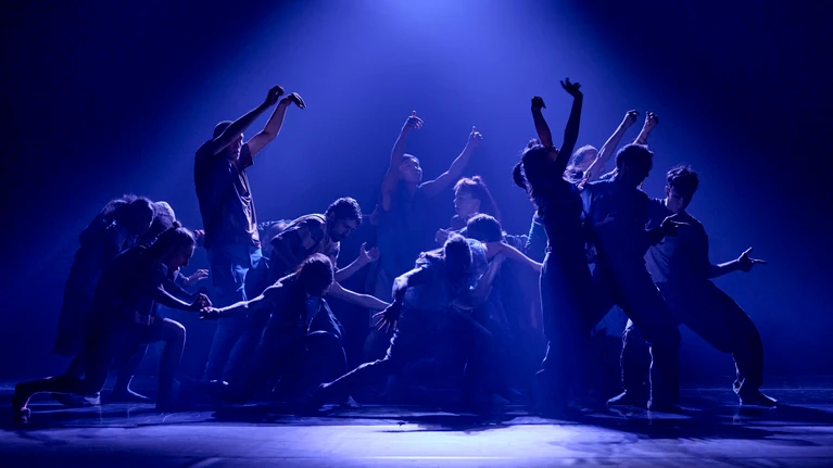 Szenenfoto aus "Wild Poetry", choreografiert von Hofesh Shechter, getanzt vom GöteborgsOperans Danskompani.