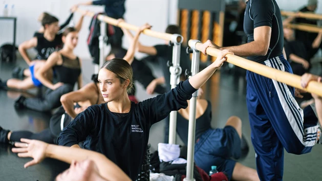 Tänzer:innen des Ballet Nacional de España beim Aufwärmen vor der Österreich-Premiere von "Afanador" von Choreograf Marcos Morau.