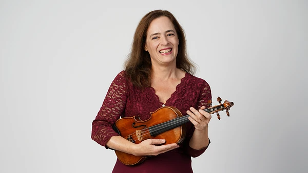 Portraitfoto von Kora Lemberg mit Violine