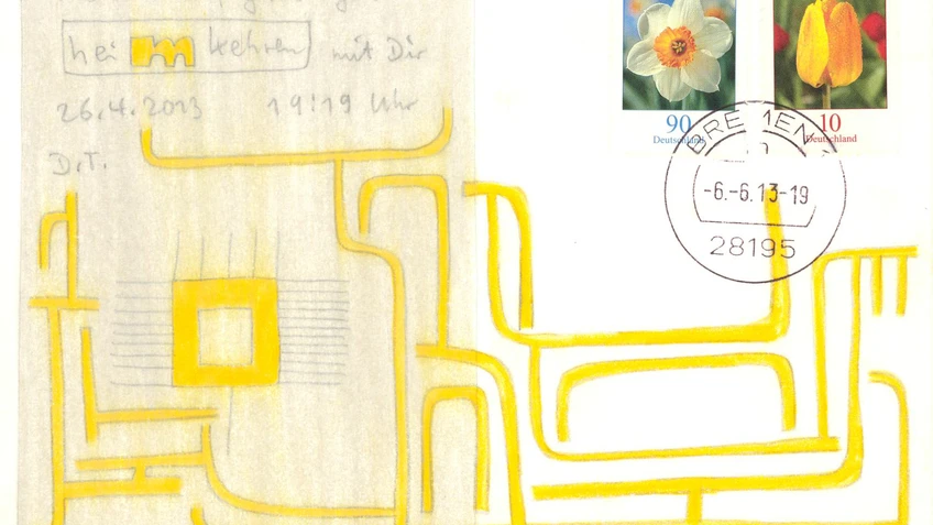 Abstrakte Mail-Art-Collage auf hellem Hintergrund. Links ist die Rückseite einer Postkarte mit blassen handschriftlichen Notizen zu sehen, darunter ein gelbes, labyrinthartig verlaufendes Liniennetz und ein gelbes Quadrat in der Mitte. Rechts schließt eine frankierte Briefmarke mit Blumenmotiven (Narzisse und Tulpe) und Poststempel „Bremen, 6.6.13“ an. Die gelben Linien setzen sich über beide Bildhälften fort und verbinden die Elemente zu einer grafischen Komposition.