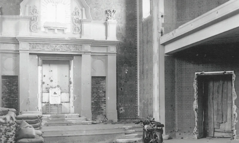 Zerstörter Innenraum mit Toraschrein als Zielscheibe, 1942
