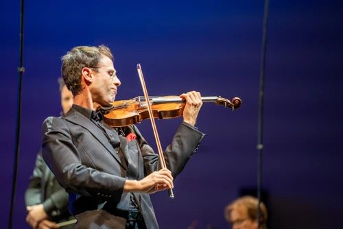 Musiker und Instrumente auf einer Bühne