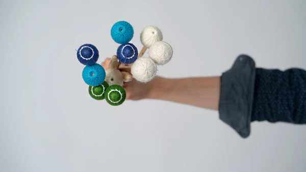 Eine Hand hält Schlägel