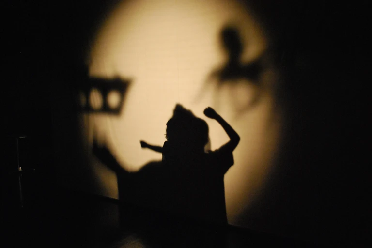 Schattenspiel, Licht auf Wand projiziert