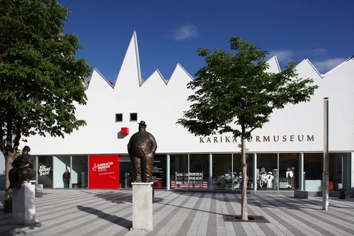 Exterior view of the Karikaturmuseum Krems with the sculptures Mr. and Mrs. Austrian