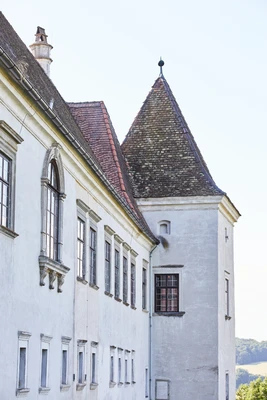Schallaburg Außenfassade: sichtbar sind 2 Ebenen mit Fenstern sowie als Abschluss ein Wohnturm.