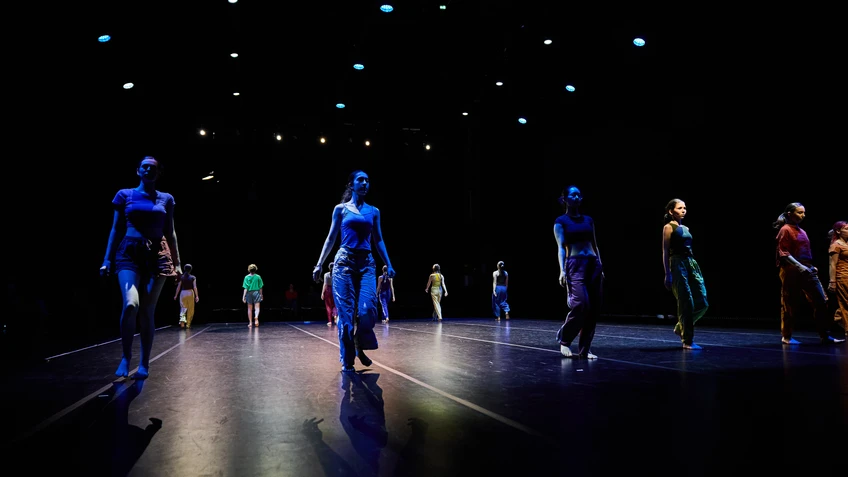 Tänzerinnen der Jugendtanzcompagnie gehen in zwei Reihen aufeinander zu.