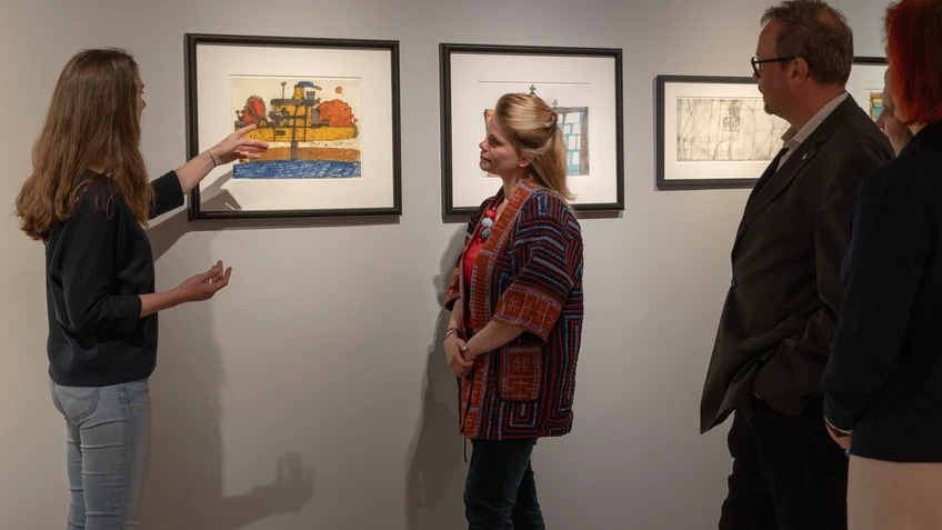 Szene aus der Dauerausstellung im Museum Gugging mit Besucher*innen