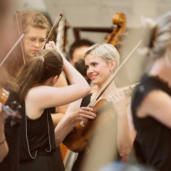 Musiker:innen der Grafenegg Academy Backstage am Wolkenturm