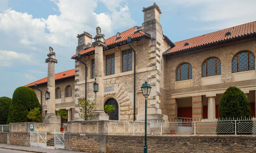 Außenansicht des Museums Carnuntinum, Gebäude im antikisierendem Stil