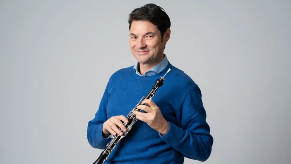 Portraitfoto von Andreas Gschmeidler mit Oboe