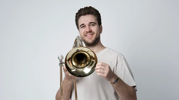 Portraitfoto von Thomas Gahleitner mit Posaune