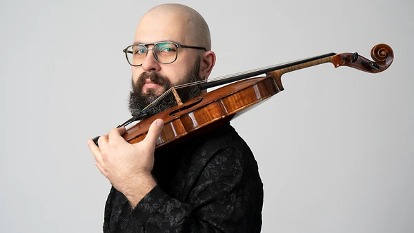 Portraitfoto von Nikita Gerkusov mit Viola