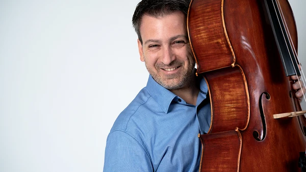 Portraitfoto von Martin Dimov mit Cello
