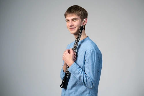 Portraitfoto von Tobias Gasché mit Wiener Oboe