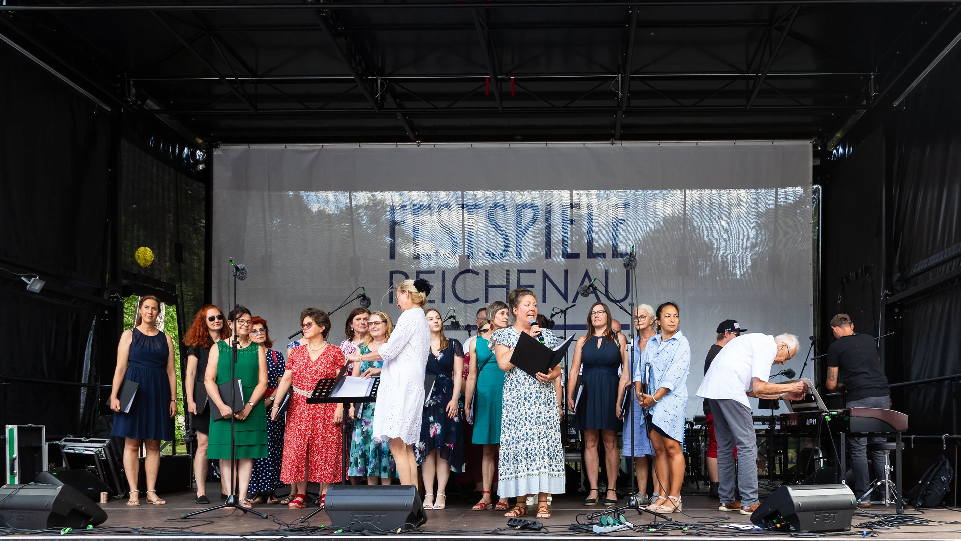 Eröffnungsfest der Festspiele Reichenau im Kurpark - Künstler*innen auf der Bühne, Feststimmung und Menschen im Park