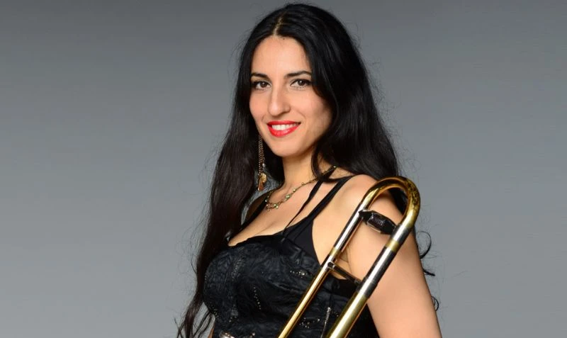 Portrait von Nani Vazana mit Posaune