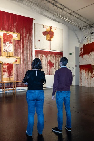 zwei Personen stehen vor einem Nitsch Werk