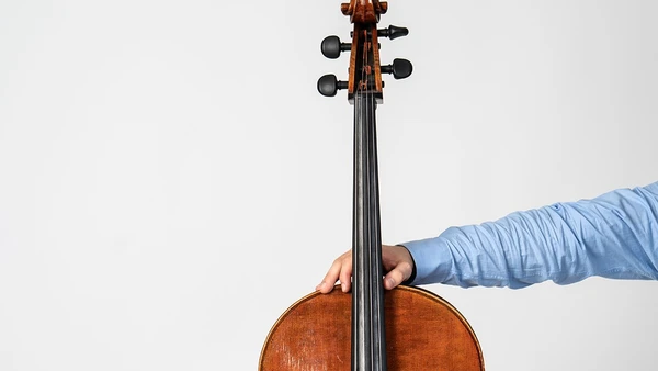 Eine Hand berührt ein Cello